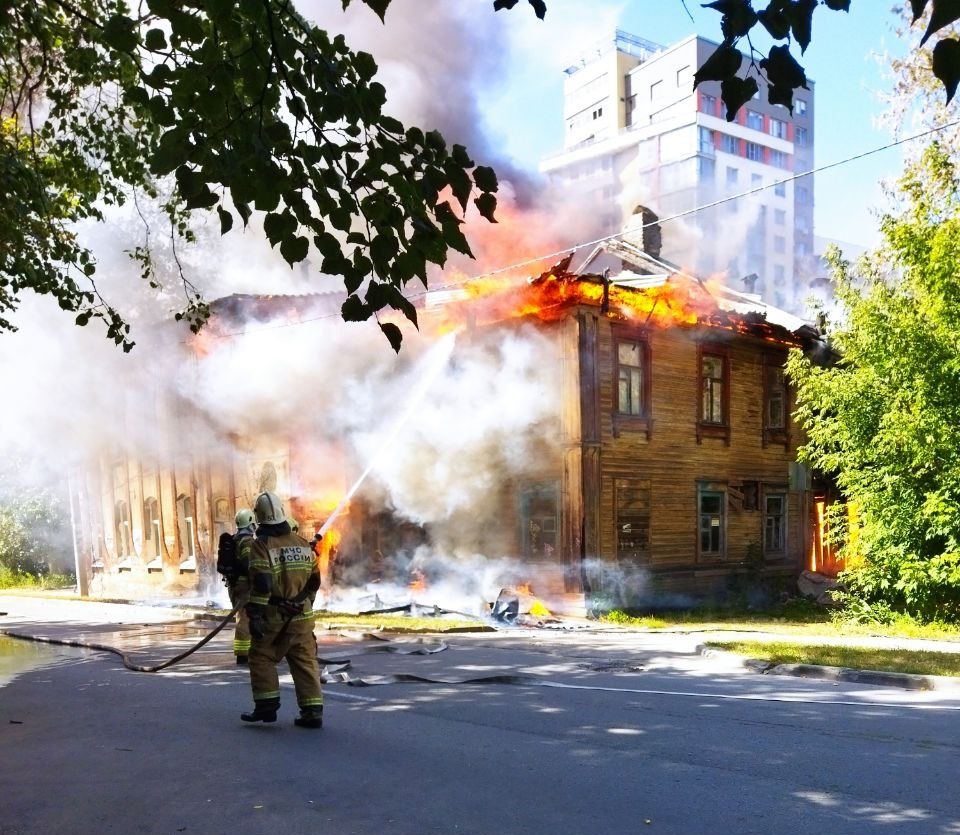 Старинный дом загорелся в центре Нижнего Новгорода - фото 1