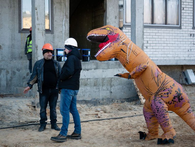 Строители отмечают День смеха