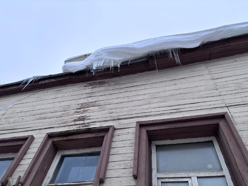 Двое погибли и 11 пострадали из-за схода снега с крыш в Нижегородской области - фото 1